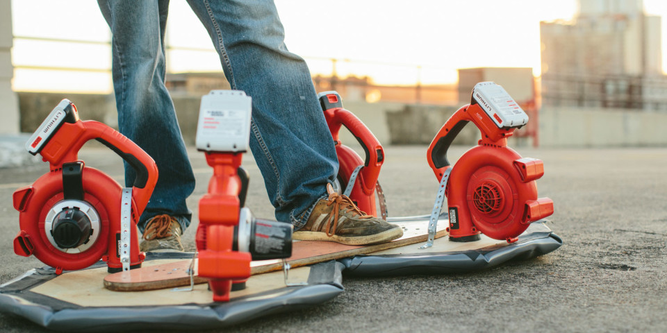 Esta es Mr Hoverboard la versión casera de la patineta de Back To The Future