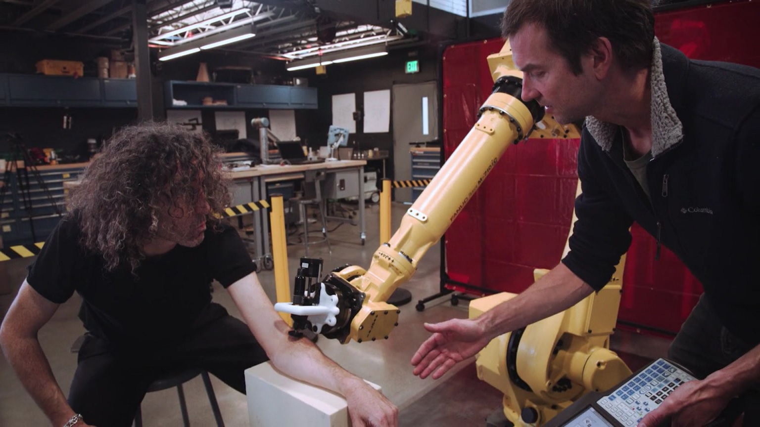 Este es el primer robot capaz de hacer tatuajes