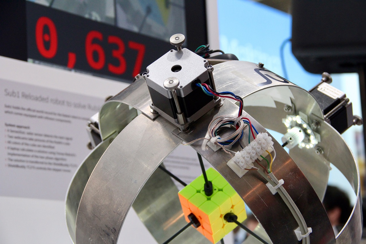 El sorprendente record de velocidad armando un cubo rubik de menos de un segundo lo tiene un robot