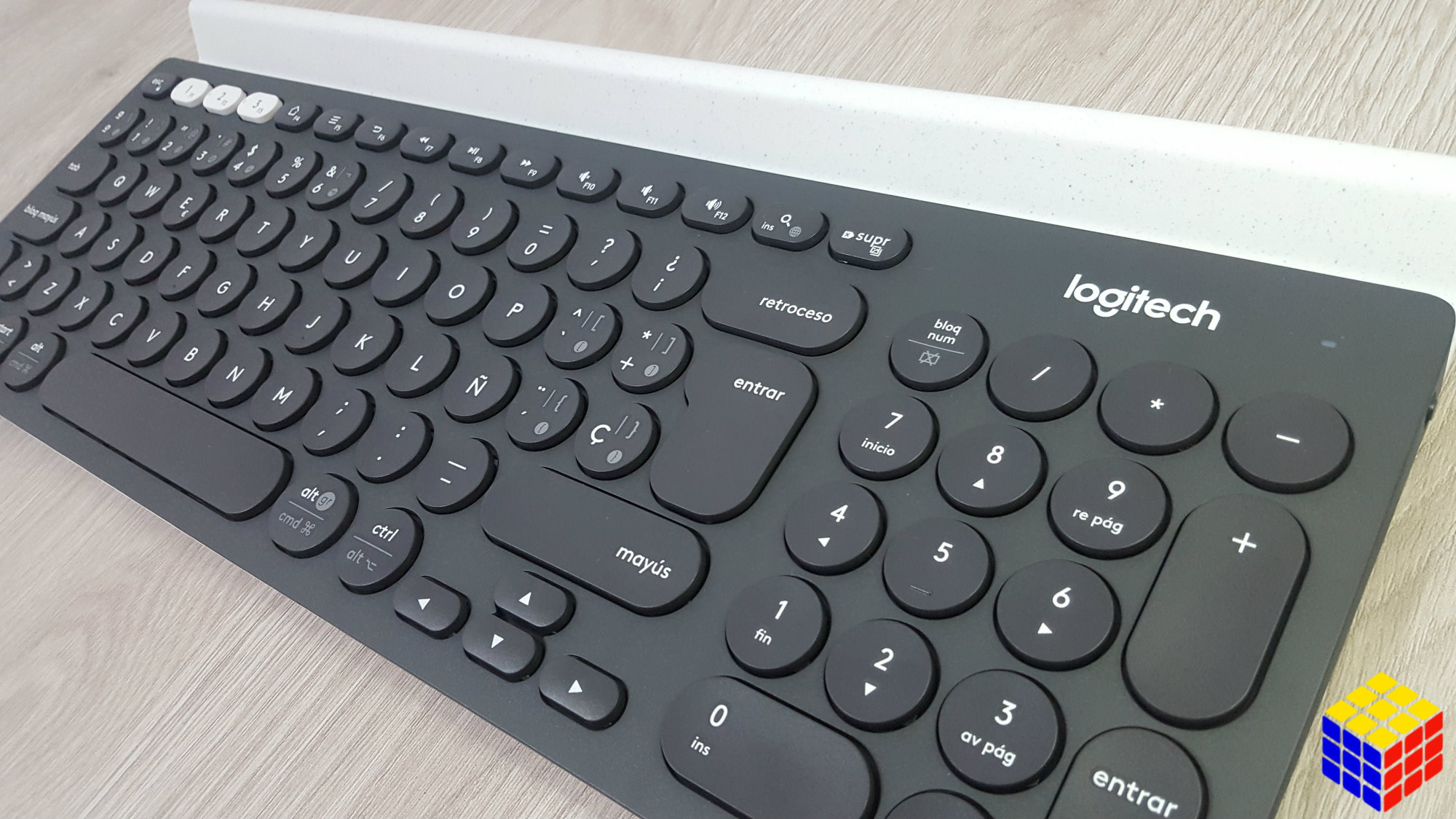 Review y experiencia de uso del Logitech K780, un teclado inalámbrico que puede controlar hasta tres dispositivos al mismo tiempo