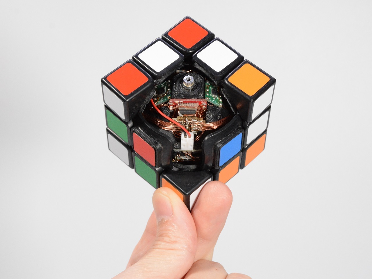 Cubo Rubik que puede resolverse por sí solo